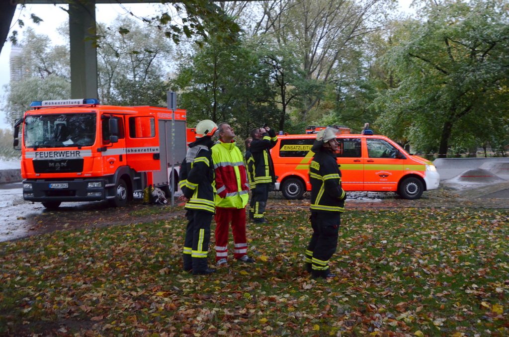 Einsatz BF Hoehenretter Koelner Seilbahn Hoehe Zoobruecke P2193.JPG